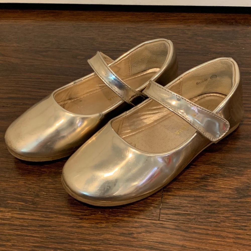 Toddler girl’s dress shoes